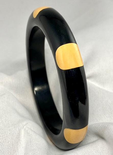 BB429 vintage black & corn 6 dot gumdrop bakelite bangle